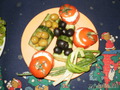 Помидоры с начинкой и корзинки из огурца для оливков и маслин