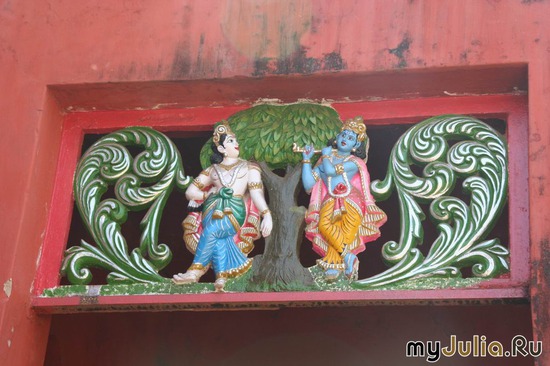 Кришна и Баларама, - изображение в окне над дверями храма в Индии