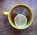Чай с ломтиком лимона и кусочком неба